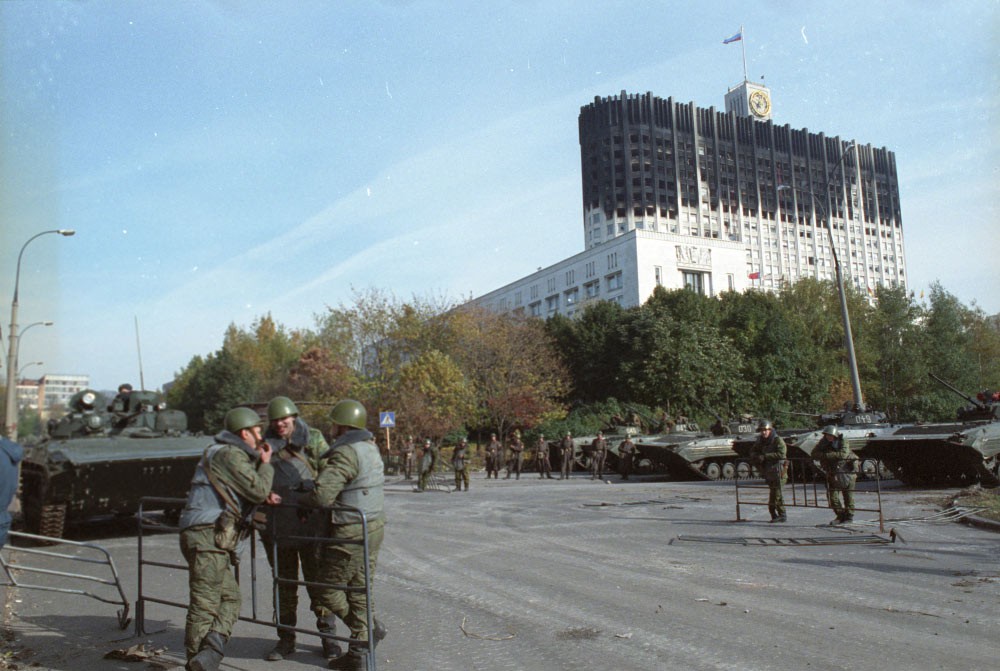 Военные на площади Свободы в Москве 4 октября 1993 года.