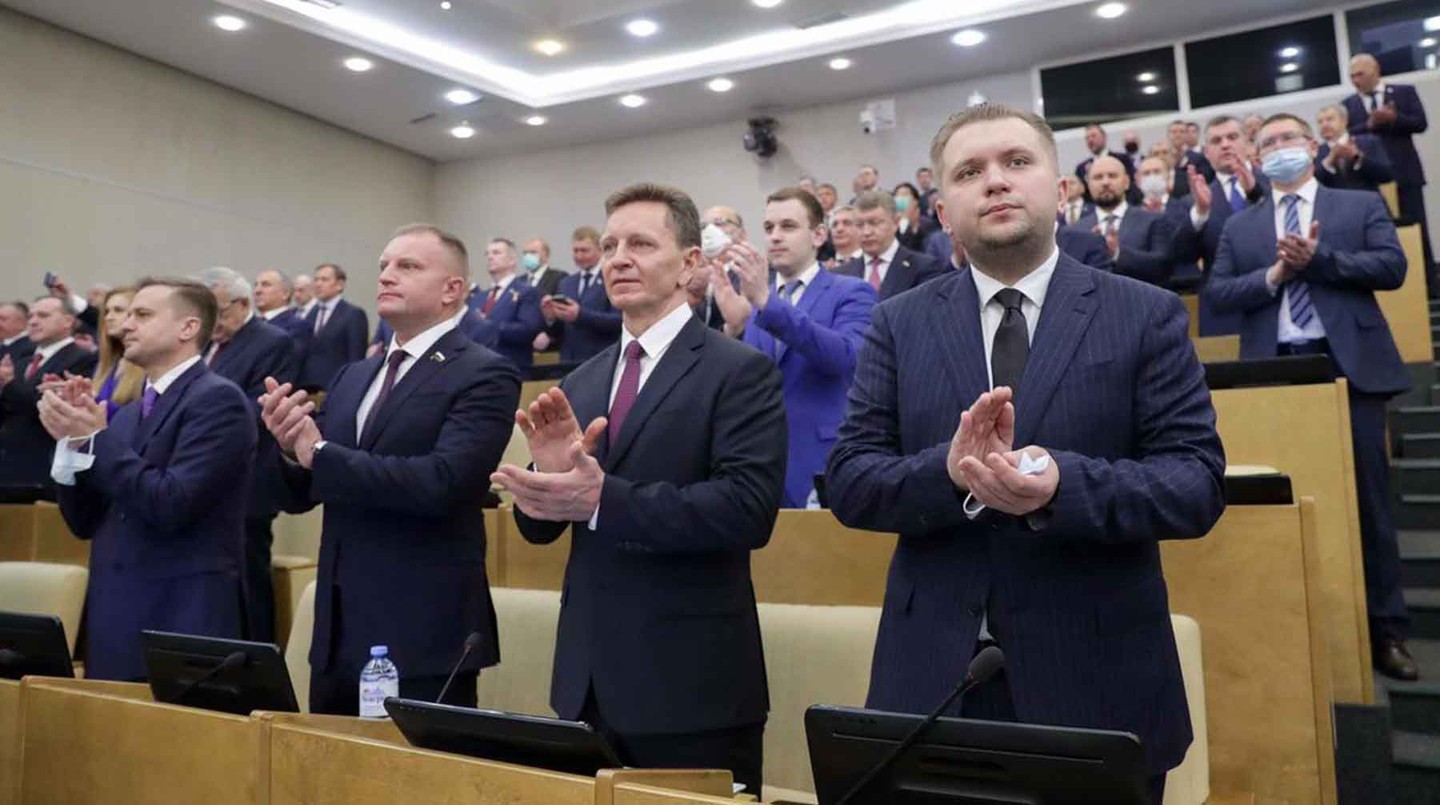 Владимир Сипягин (второй справа)