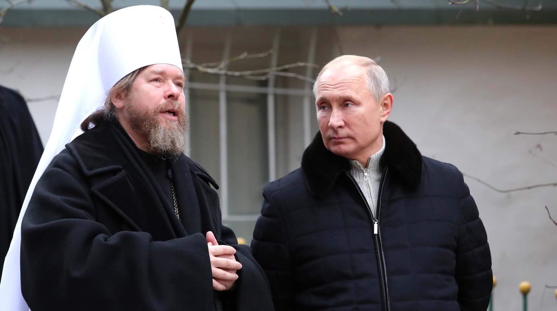 Митрополит Тихон и Владимир Путин во время посещения Псково-Печерского монастыря