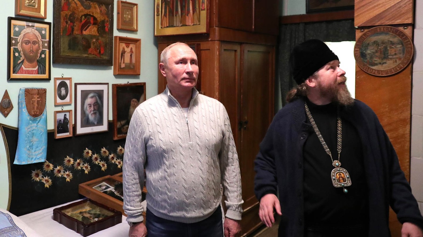Митрополит Тихон и Владимир Путин во время посещения Псково-Печерского монастыря