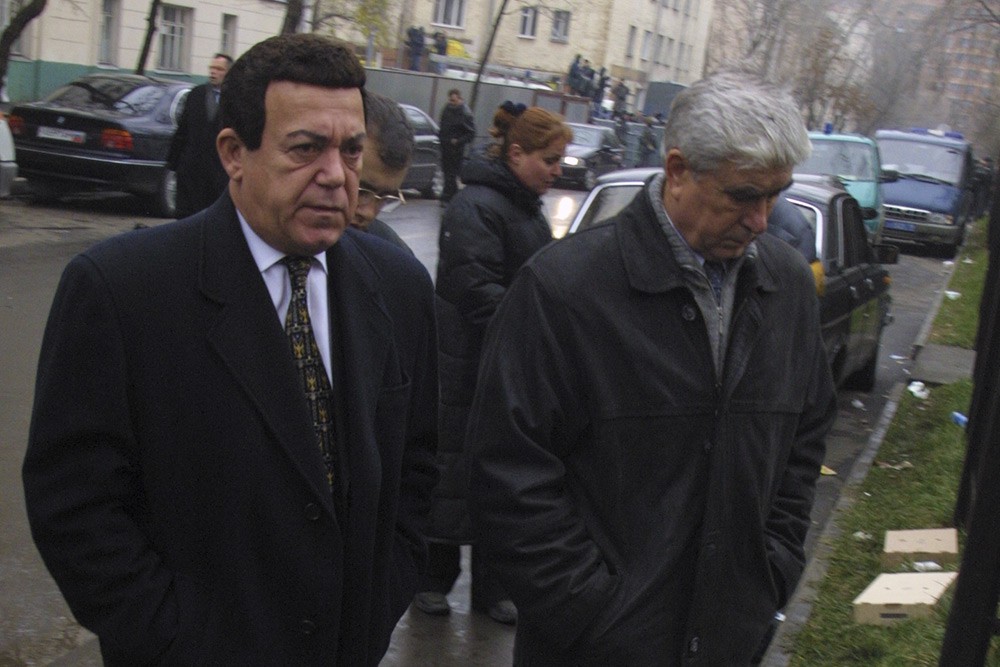 В октябре 2002 года Иосиф Кобзон принимал участие в переговорах с террористами. Он вывел из здания женщину и нескольких детей.