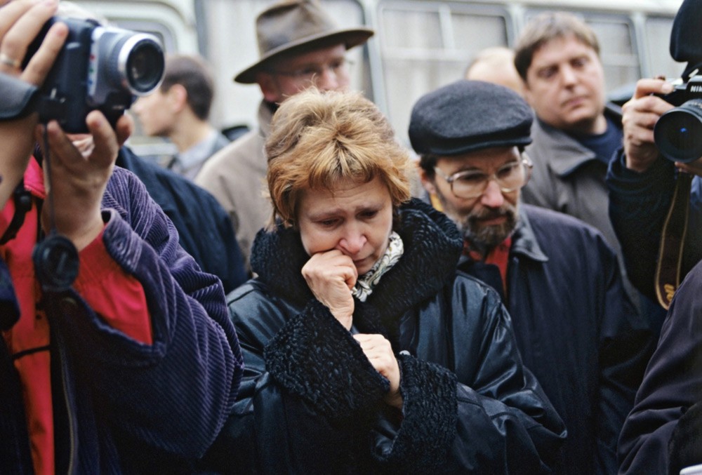 Родные и близкие заложников в Театральном центре на Дубровке, захваченном во время мюзикла «Норд-Ост».