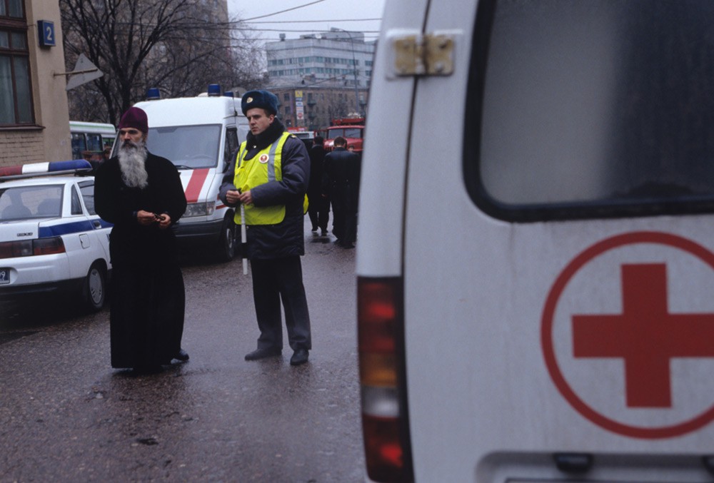 Священник у центра на Дубровке, в котором чеченские террористы взяли в заложники зрителей мюзикла «Норд-Ост».