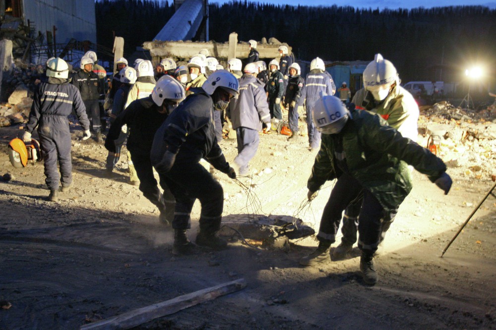 Сотрудники МЧС  проводят ремонтно-восстановительные работы у разрушенного вертикального ствола шахты "Распадская".