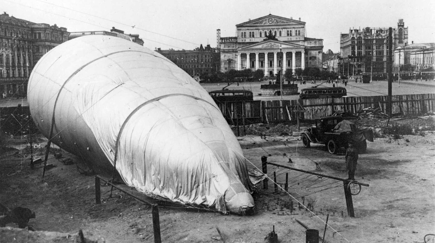 Заградительный аэростат на площади Свердлова (Театральная площадь)