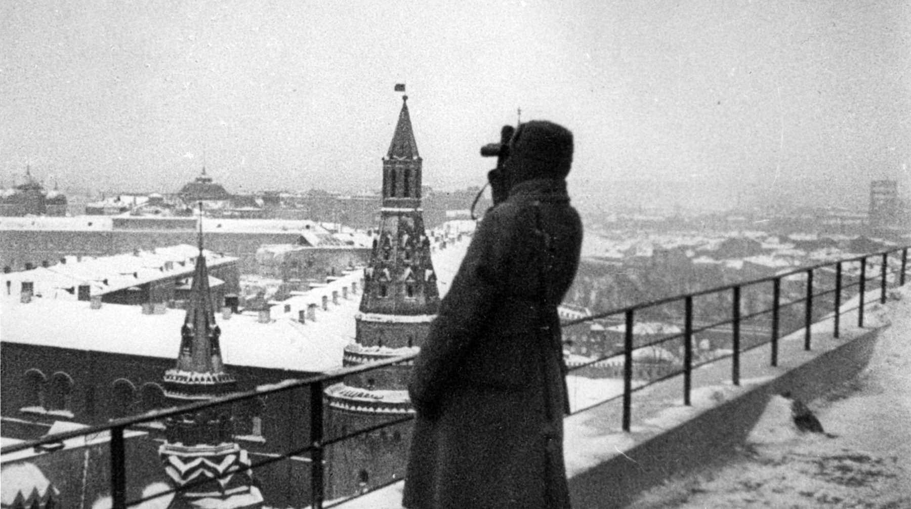 Дозорный на крыше возле Кремля
