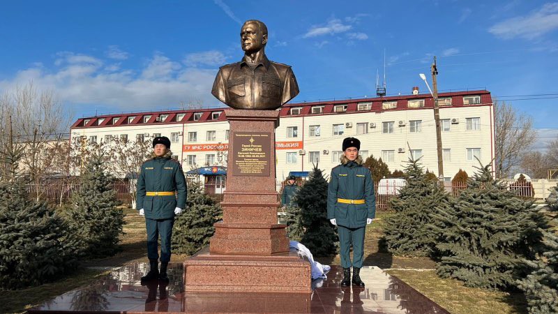 Dailystorm - В Калмыкии открыли памятник погибшему главе МЧС Евгению Зиничеву