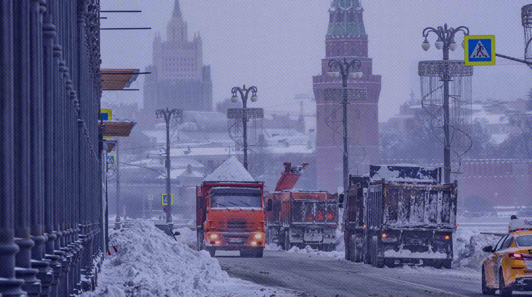 Пробки на дорогах и сугробы по колено. Сильнейший снегопад со времен Сталина парализовал движение в Москве
