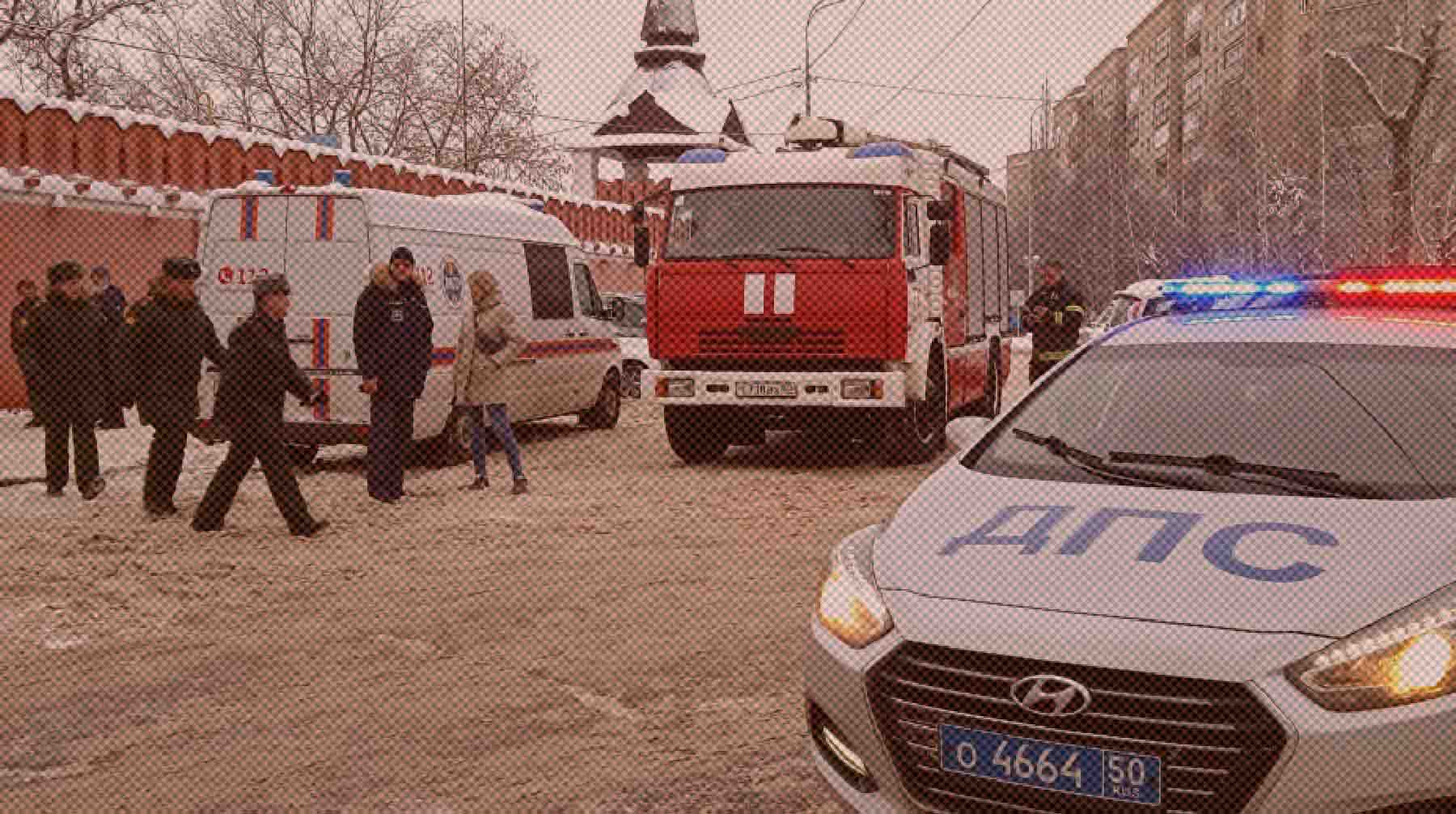 По предварительным данным, 18-летний подросток, устроивший нападение, скончался от потери крови Автомобили экстренных оперативных служб у православной гимназии в Серпухове, где произошел взрыв.