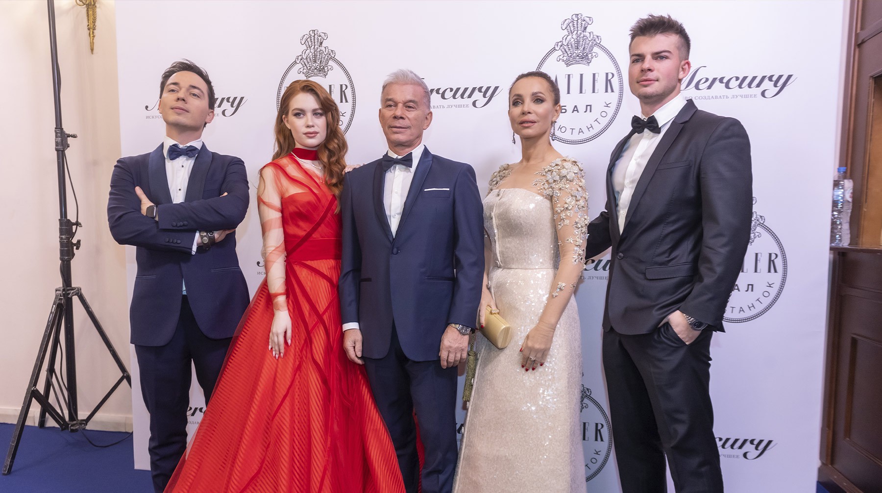 Певец Олег Газманов в центре с супругой Мариной, дочерью Марианной и сыновьями
