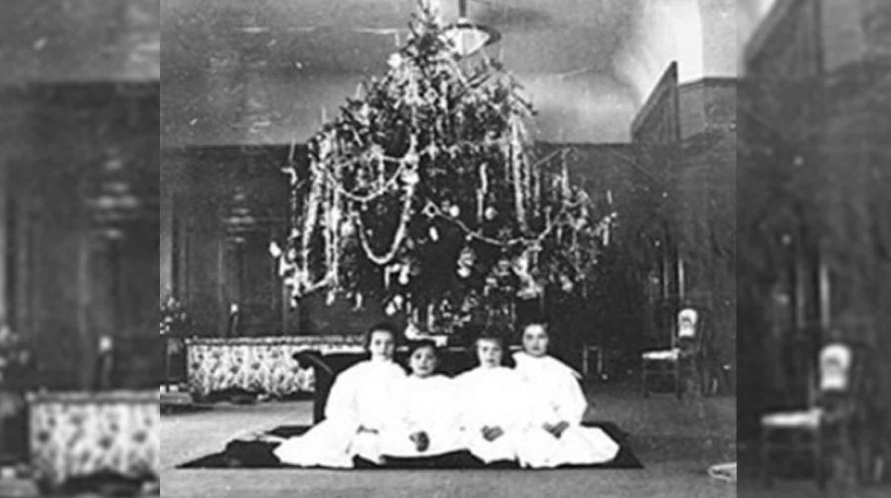 Великие Княжны у елки на детской половине Александровского дворца. 1908 год
