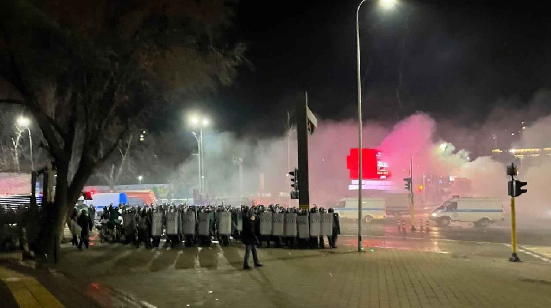 Полиция применяет светошумовые гранаты и слезоточивый газ во время акции протеста против повышения цен на газ в Алма-Ате.