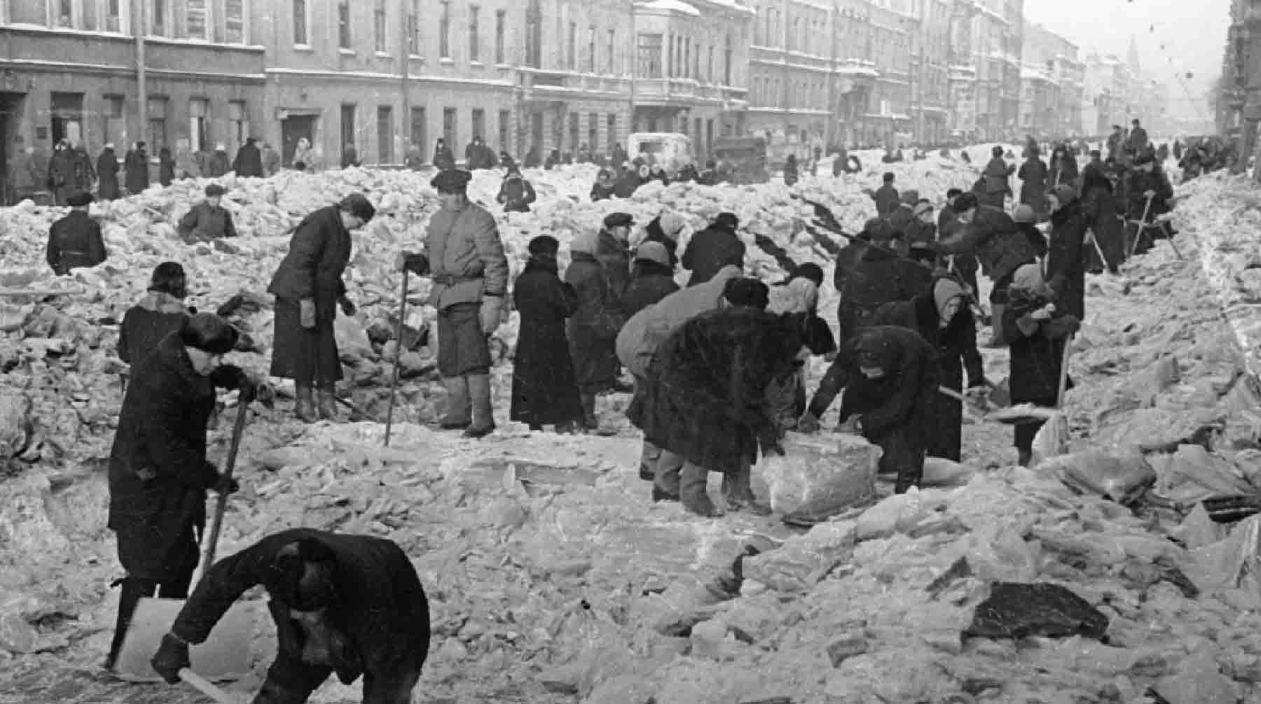 Ленинградцы работают на воскреснике по очистке города на проспекте Володарского.