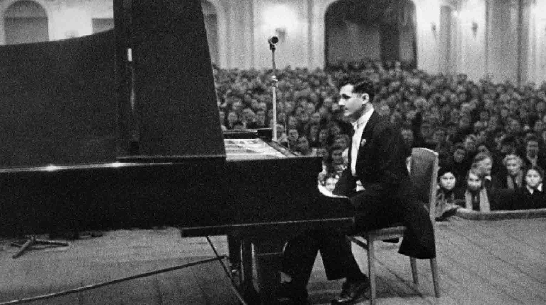 Декабрь 1941 года. Пианист Владимир Софроницкий дает концерт в театре имени Пушкина. В зале стояла температура в три градуса.