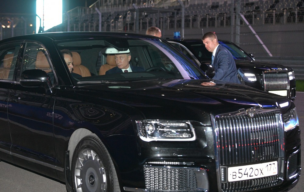 Президент РФ Владимир Путин и президент Арабской Республики Египет, Абдель Фаттах ас-Сиси в автомобиле Aurus