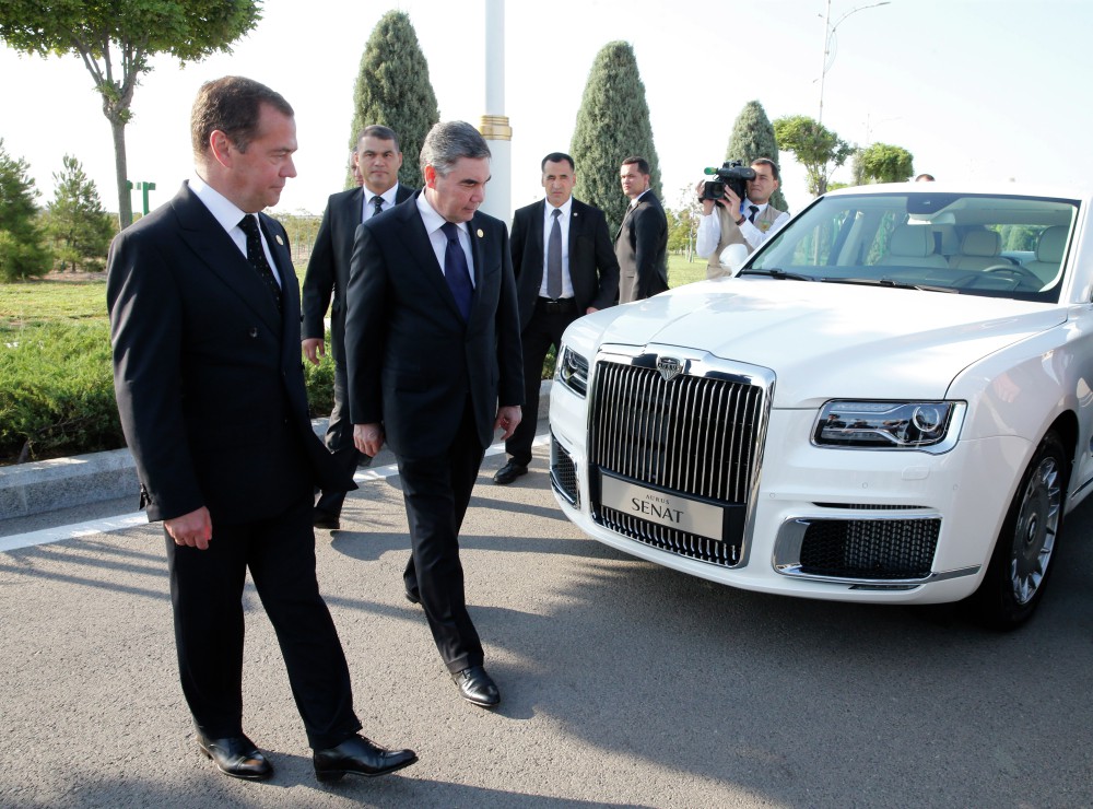 Председатель правительства РФ Дмитрий Медведев и президент, председатель кабинета министров Туркмении Гурбангулы Бердымухамедов  у российского автомобиля Aurus Senat.