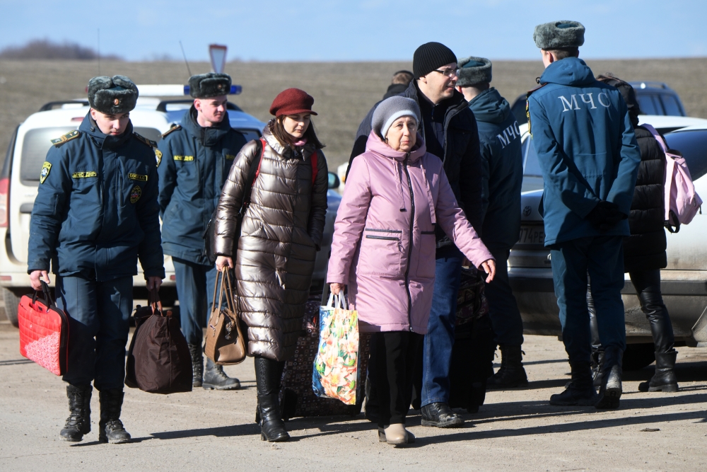 В ДНР и ЛНР идет массовая эвакуация населения в Россию на фоне эскалации ситуации на линии соприкосновения undefined