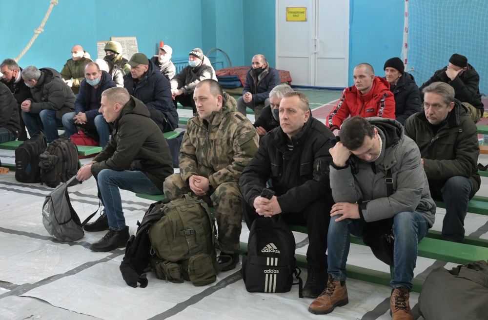 Жители на сборном пункте военного комиссариата Киевского, Ворошиловского и Калининского районов