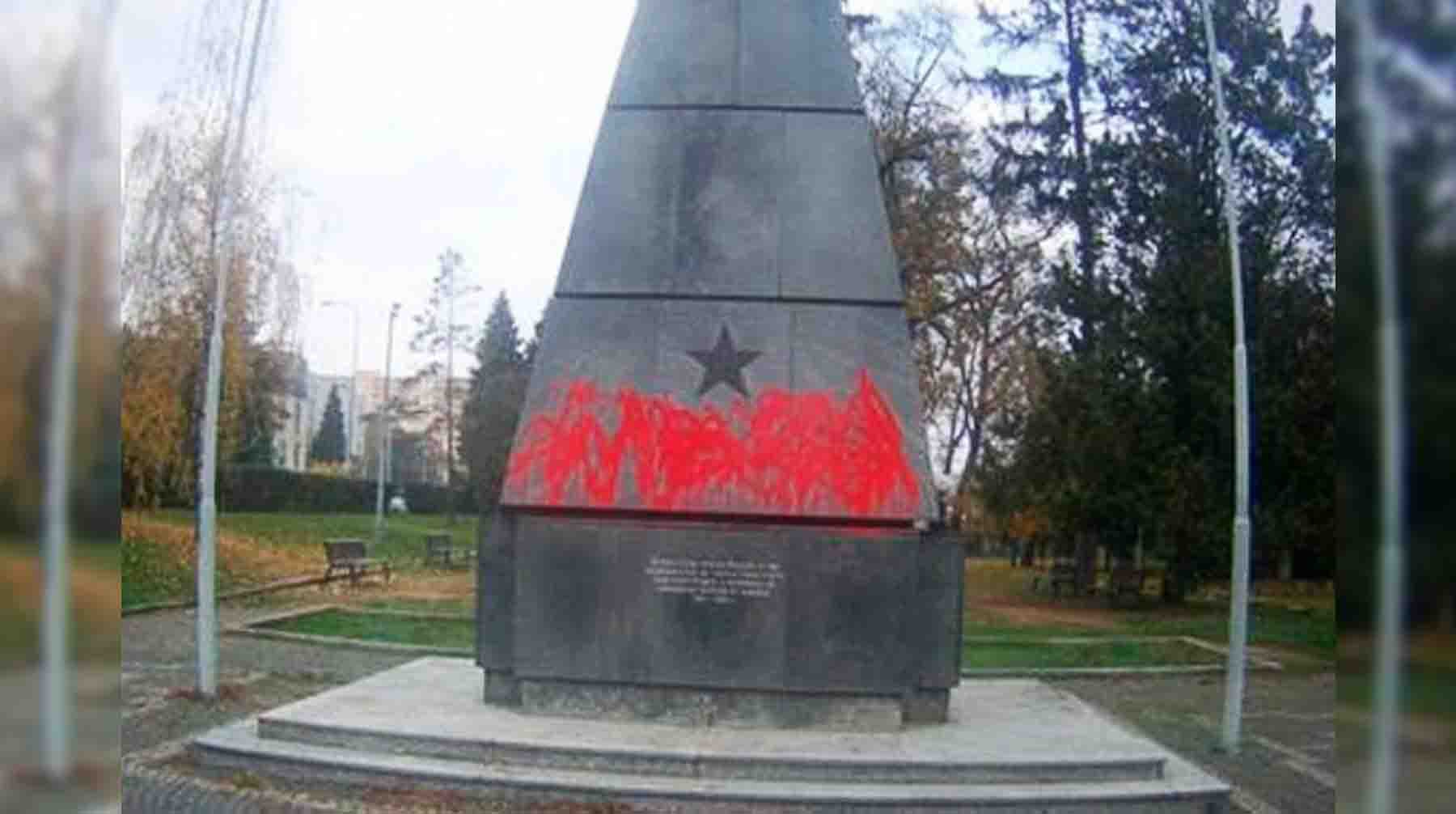 Облитый краской памятник красноармейцам в Брно