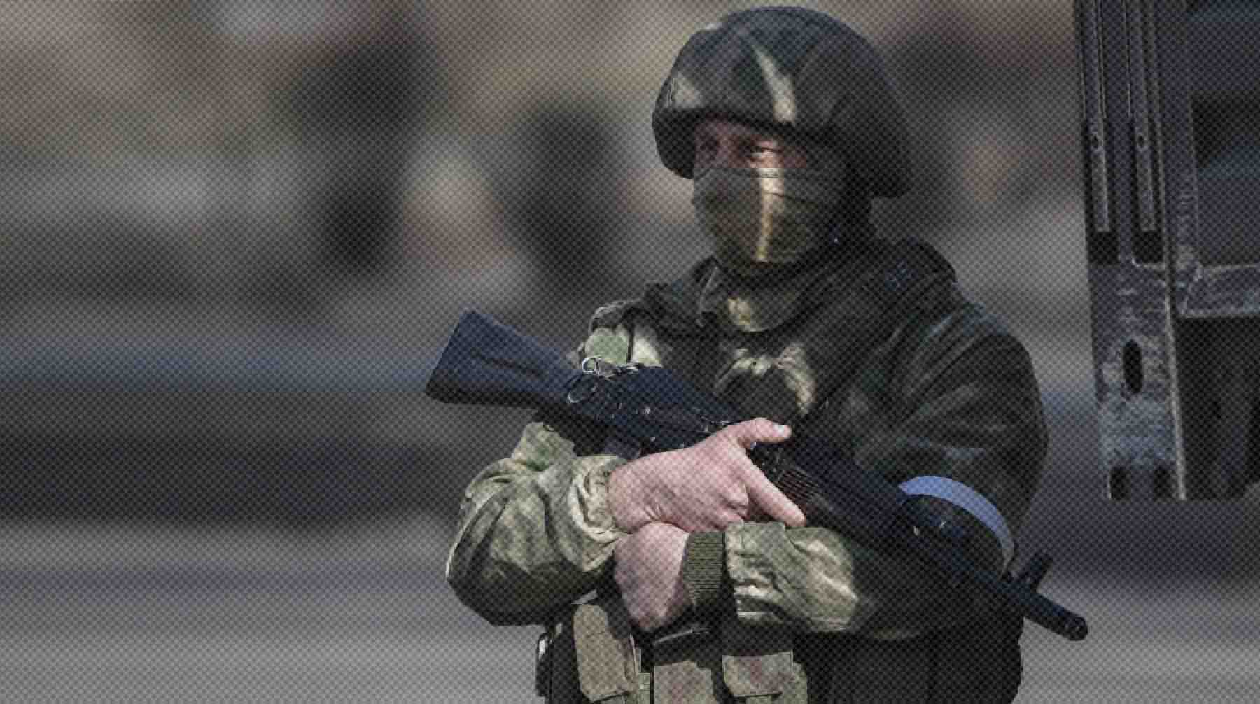 При досмотре у задержанного нашли огнестрельное оружие и боеприпасы Фото: РИА Новости