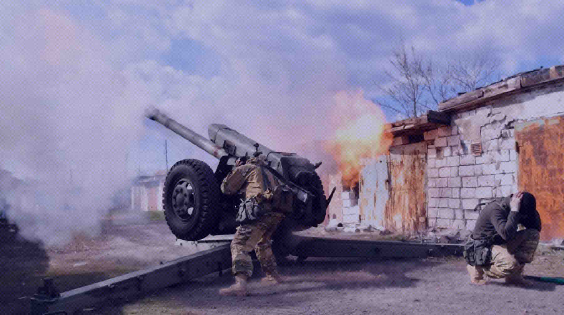 42 украинских военных добровольно сложили оружие Артиллеристы ведут огонь по позициям ВСУ из 122-мм гаубицы Д-30