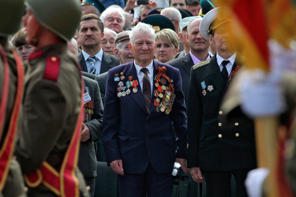 Ветераны войны на военном параде в Киеве по случаю 65-летия Победы в Великой Отечественной войне 1941-1945 годов