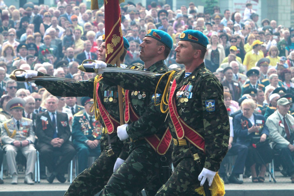 Украинские десантники на военном параде в Киеве