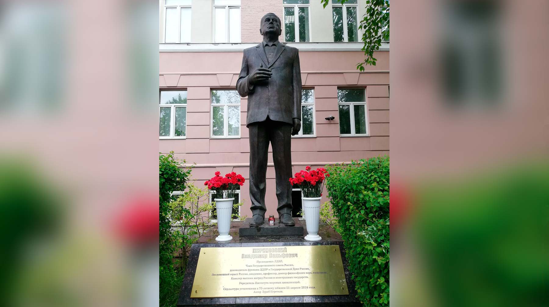 Памятник Владимиру  Жириновскому