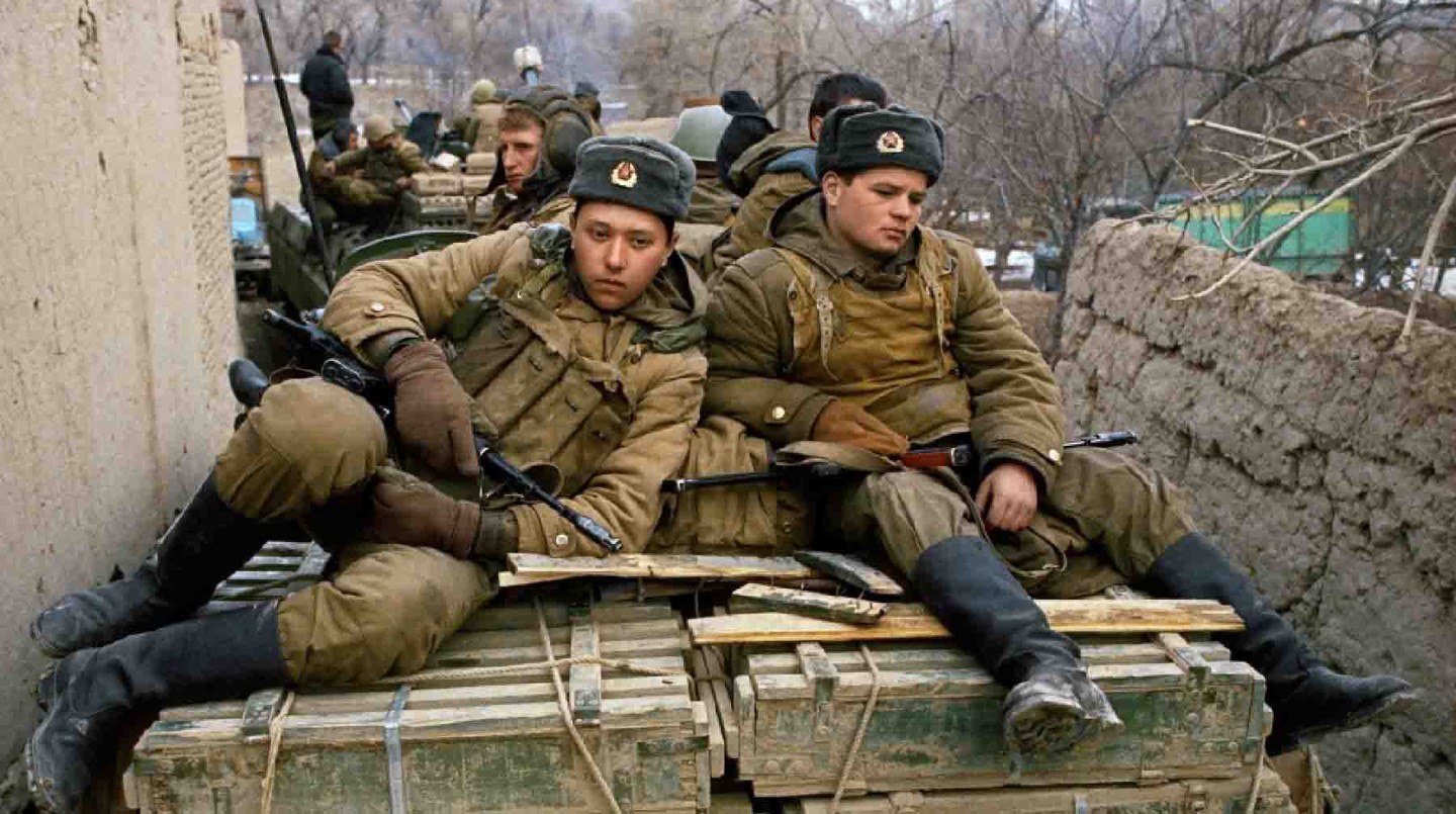 Советские войска в Афганистане. Механизированное подразделение советских войск в районе крепости Бала-Хиссар в Кабуле.