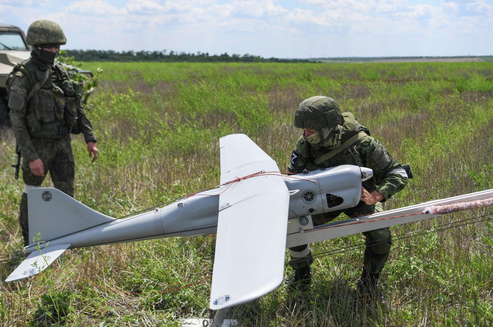 Военнослужащие РФ, развертывают беспилотный разведывательный аппарат  "Орлан 10"