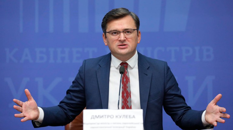 Глава МИД Украины Кулеба пообещал, что Киев будет «воевать лопатами» при отсутствии поставок оружия с Запада — Daily Storm