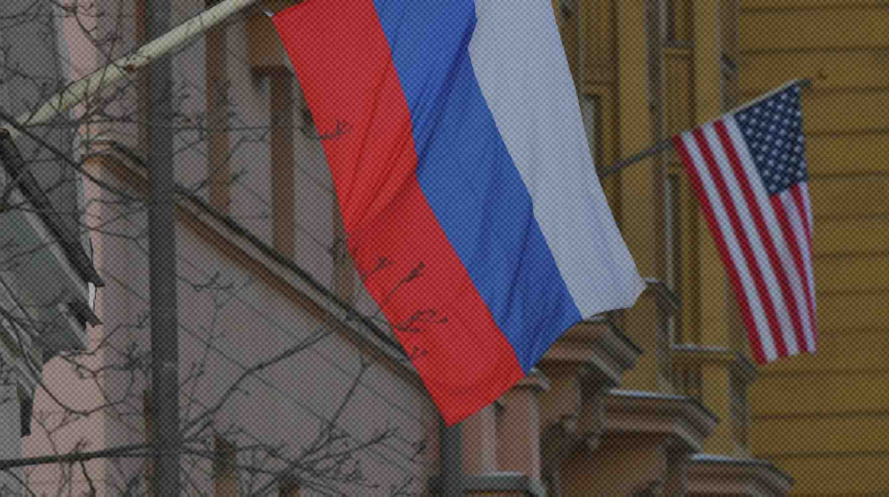 Постановление о новом названии подписал мэр столицы Государственные флаги России и США у американского посольства в Москве.