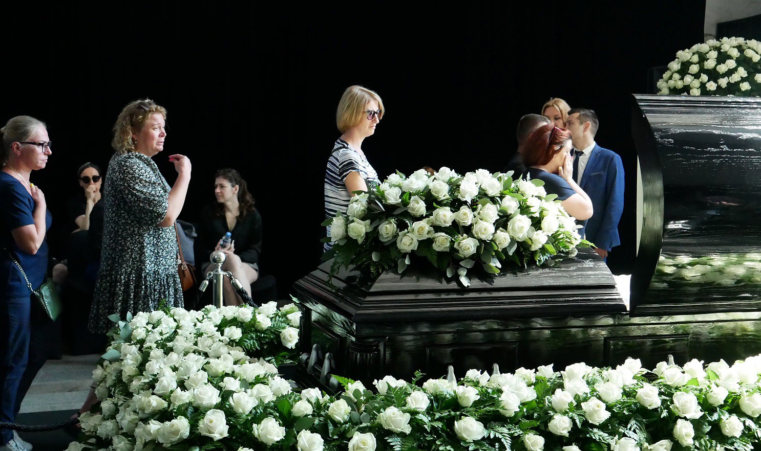 Dailystorm - Тульская гармонь и тысячи белых роз: в Москве на Троекуровском кладбище проходит церемония прощания с Юрием Шатуновым