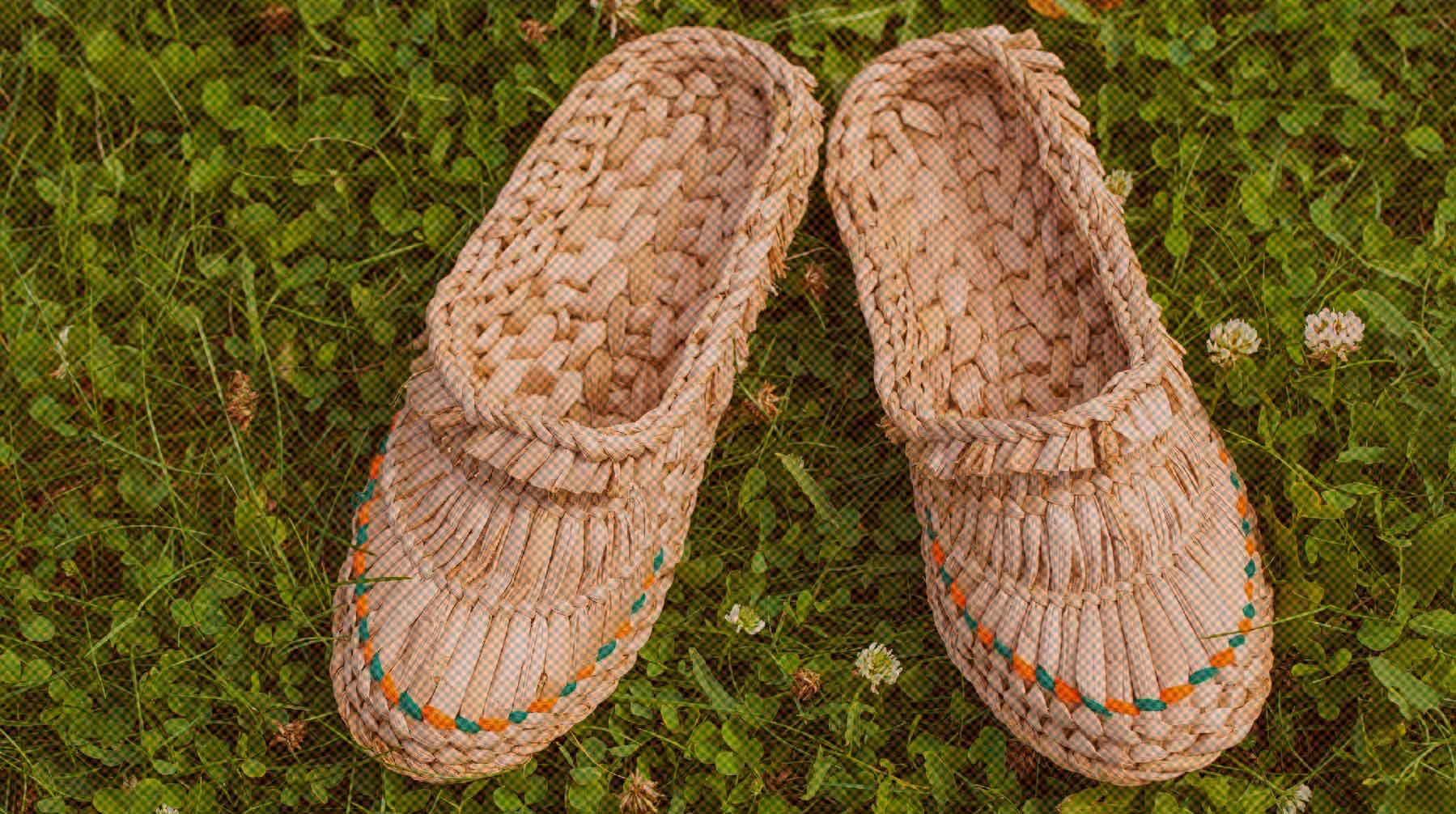 Возникший спрос на традиционную обувь может быть связан с интересом к русской культуре и летним сезоном Фото: Global Look Press / Андрей Аркуша