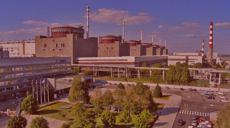 Власти Запорожской области заявили о пробитой крыше корпуса АЭС, где хранится топливо — Daily Storm