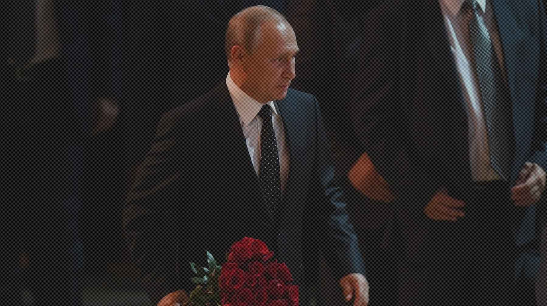 Глава государства заехал в Центральную клиническую больницу и положил цветы у гроба первого президента СССР Фото: Global Look Press / Президентство России