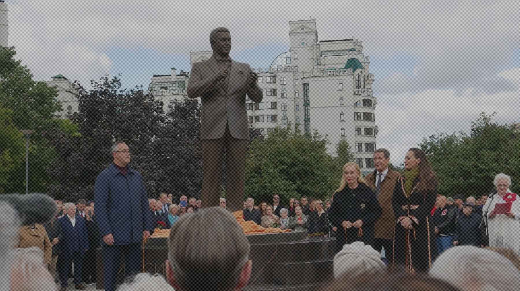 В Москве открыли памятник народному артисту СССР и экс-депутату Госдумы Иосифу Кобзону