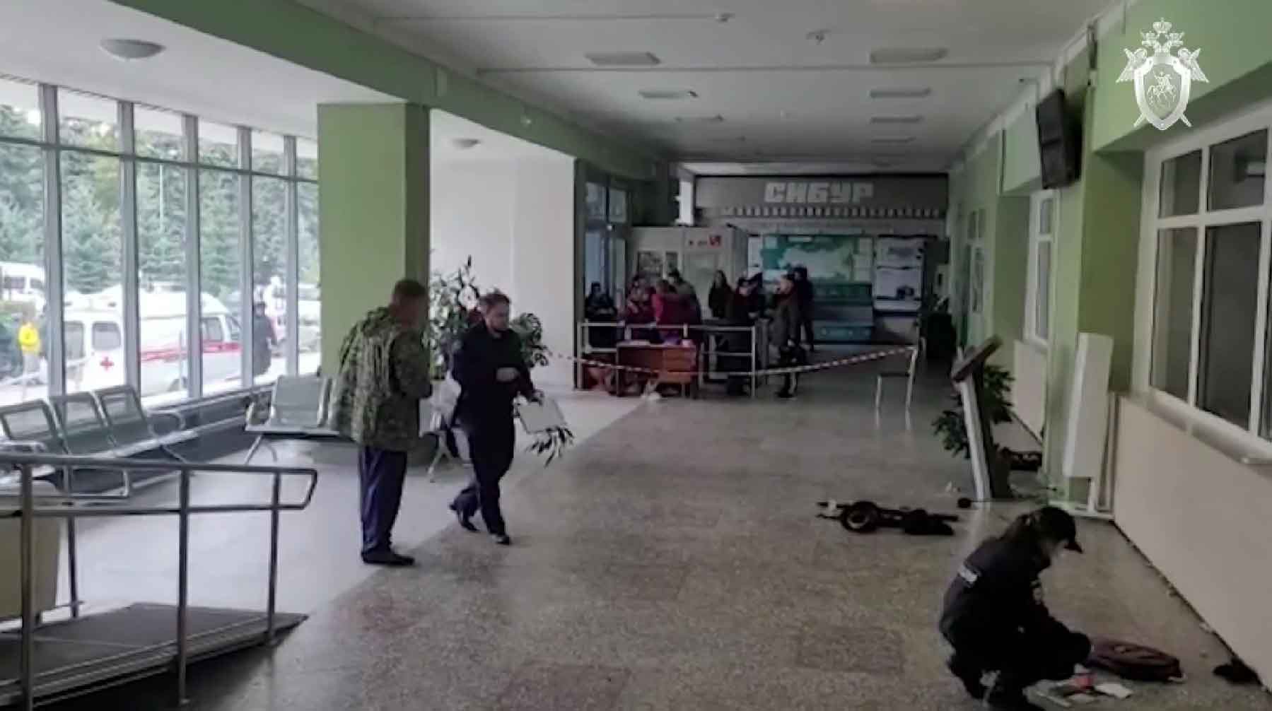 Сотрудники Следственного комитета РФ работают на месте стрельбы в Пермском государственном национальном исследовательском университете