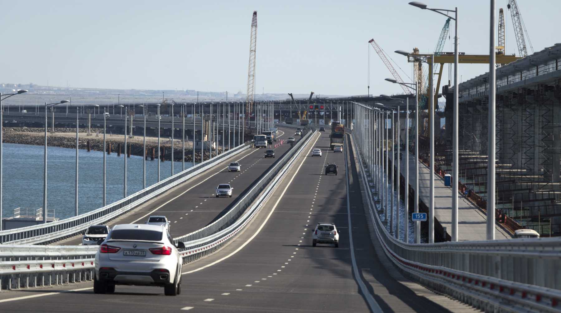Dailystorm - Крымский мост частично разрушен после возгорания цистерн с топливом, движение остановлено