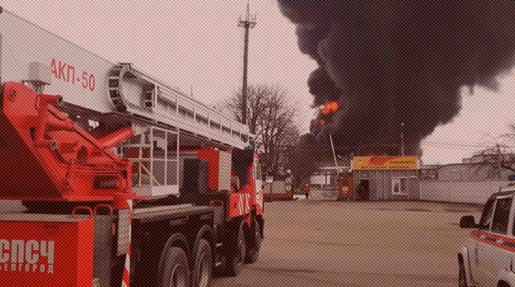 По его словам, на территорию объекта попал снаряд ВСУ Автомобили сотрудников МЧС России на месте пожара на нефтебазе в Белгороде 1 апреля 2022 года.