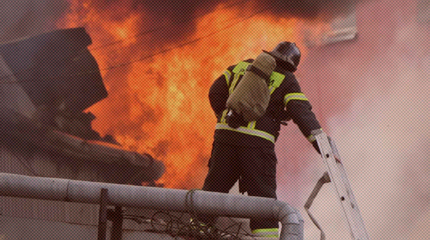 Dailystorm - В Ейске на жилой дом рухнул самолет, многоэтажка охвачена огнем