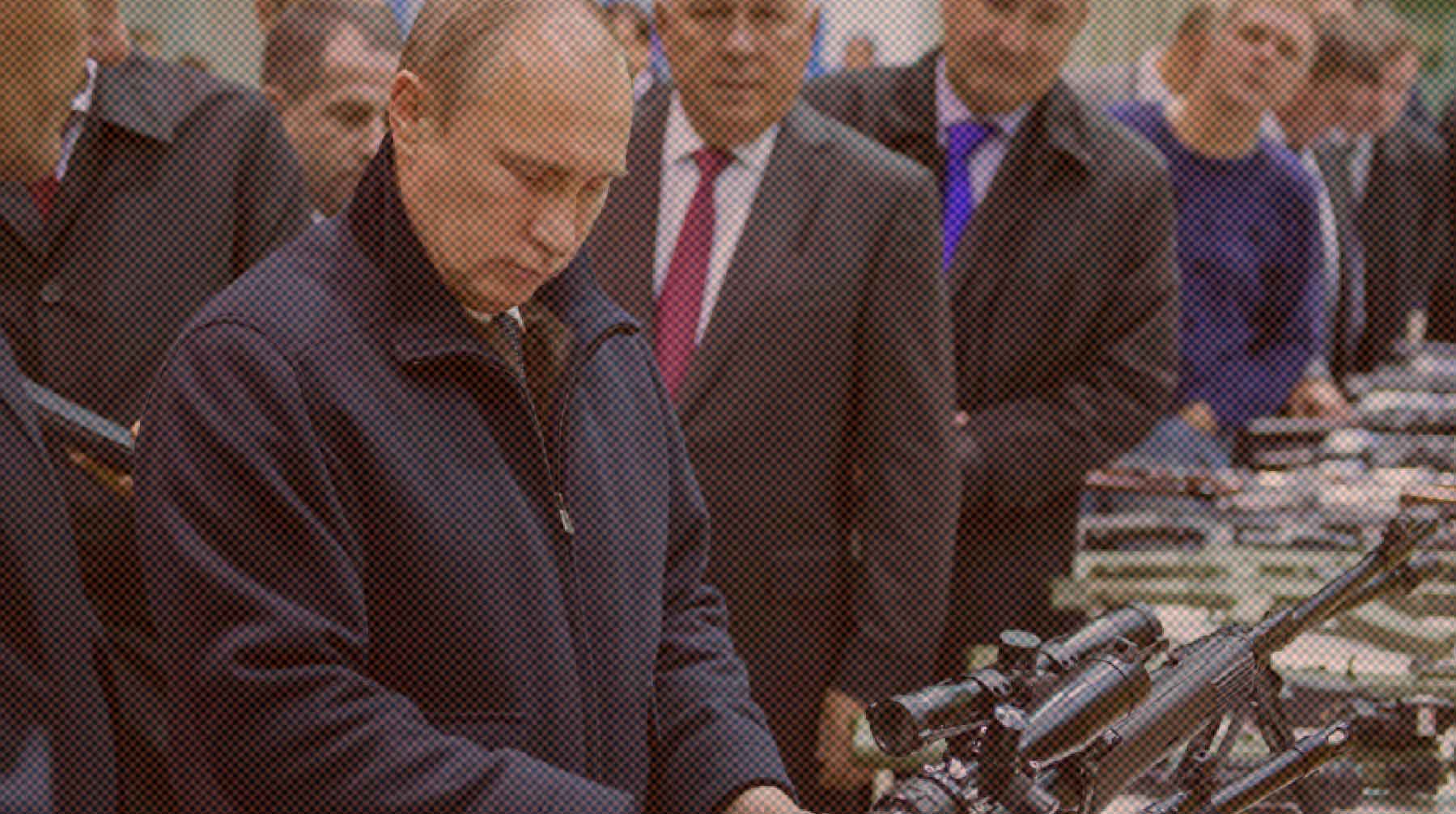 Накануне президент посетил мобилизованных в Рязанской области и пострелял из СВД Фото: РИА Новости /  Сергей Гунеев