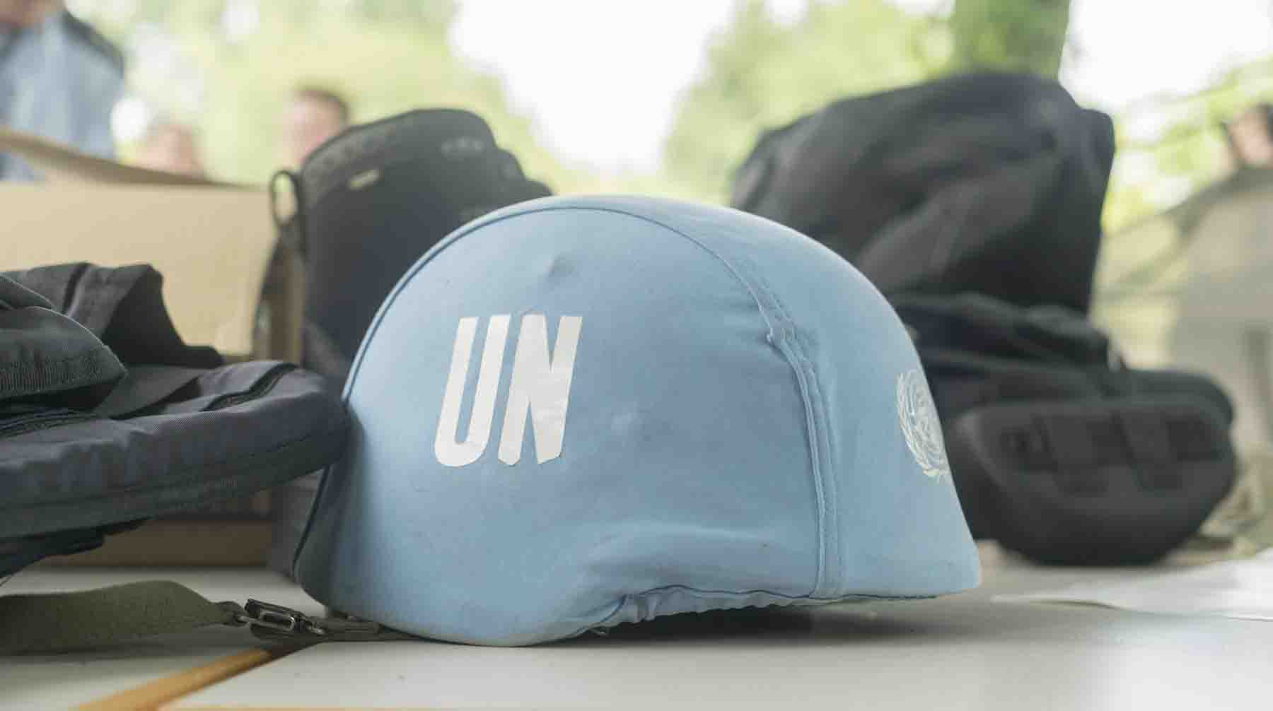 Голубая каска с логотипом Организации Объединенных Наций