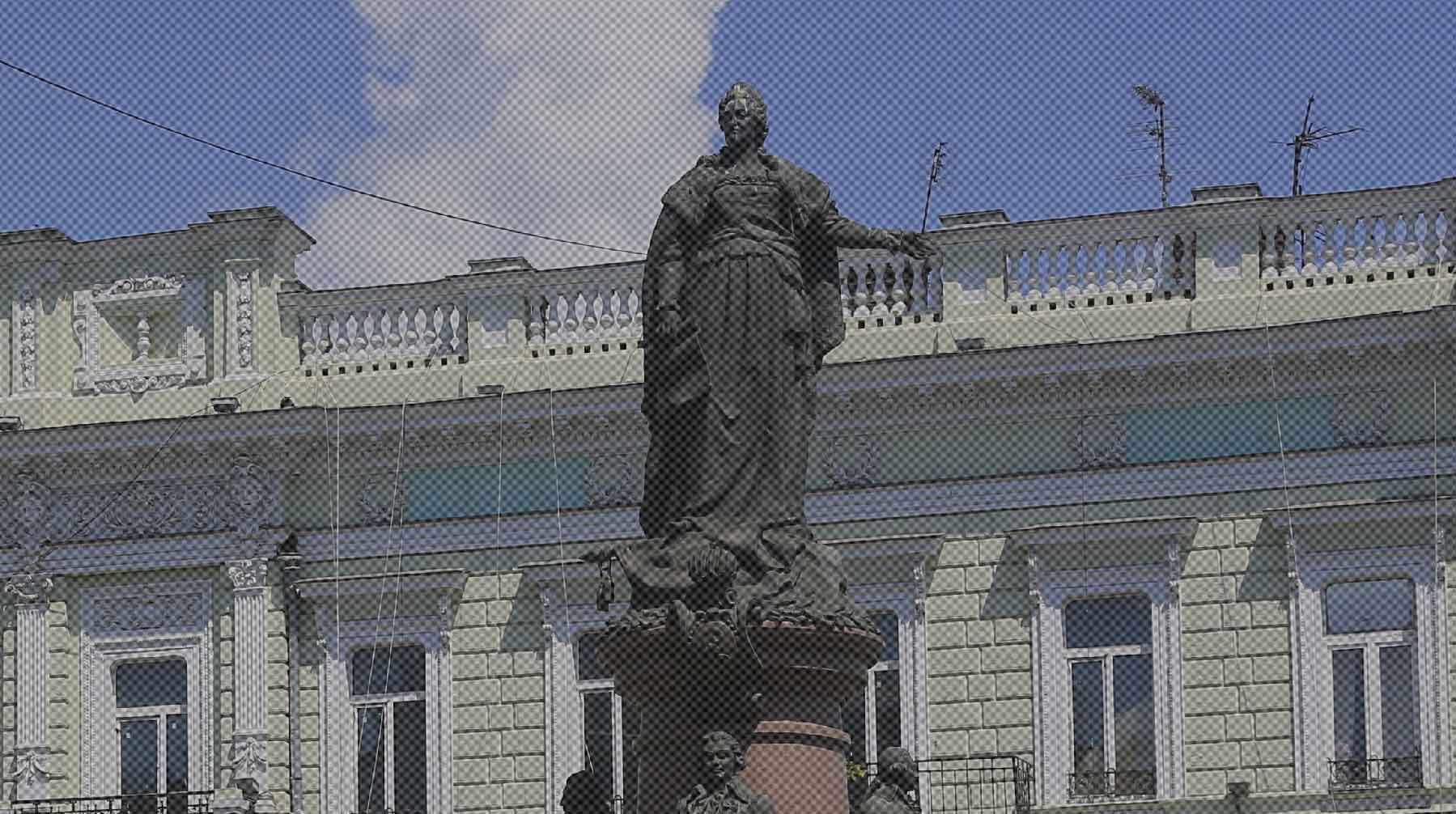Dailystorm - В Одессе демонтировали памятники Екатерине II и Суворову