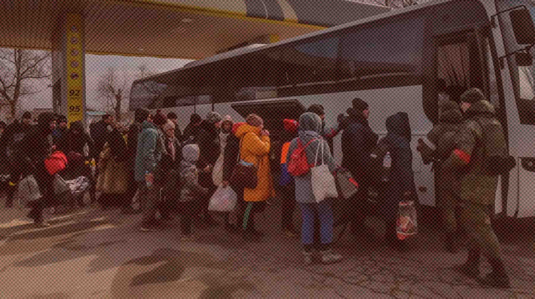 В ЕС сейчас находится четыре миллиона украинских граждан, покинувших свою страну после начала СВО Беженцы готовятся к посадке в автобус на Запорожском шоссе в Мариуполе