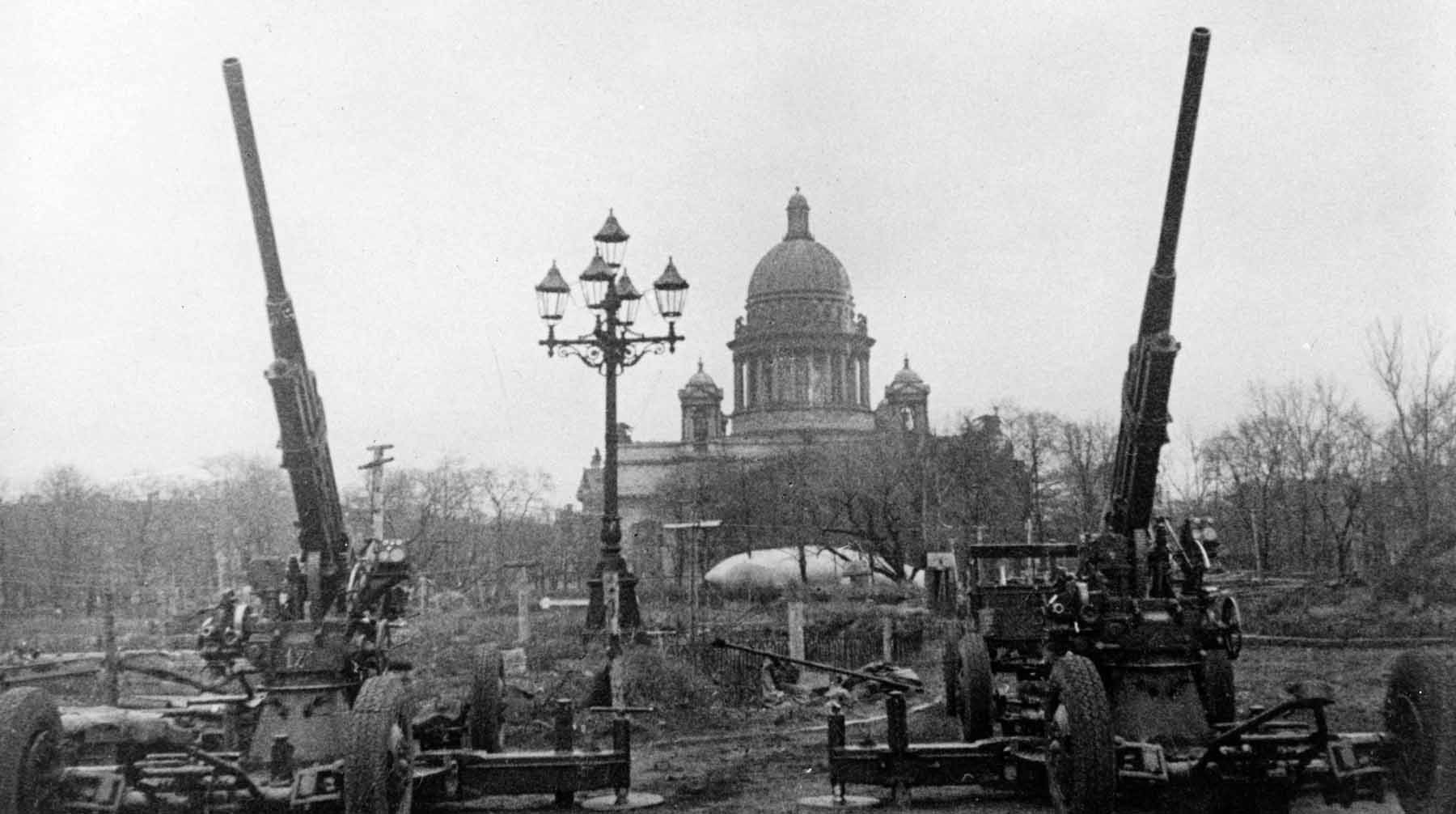 Исаакиевский собор во время блокады Ленинграда