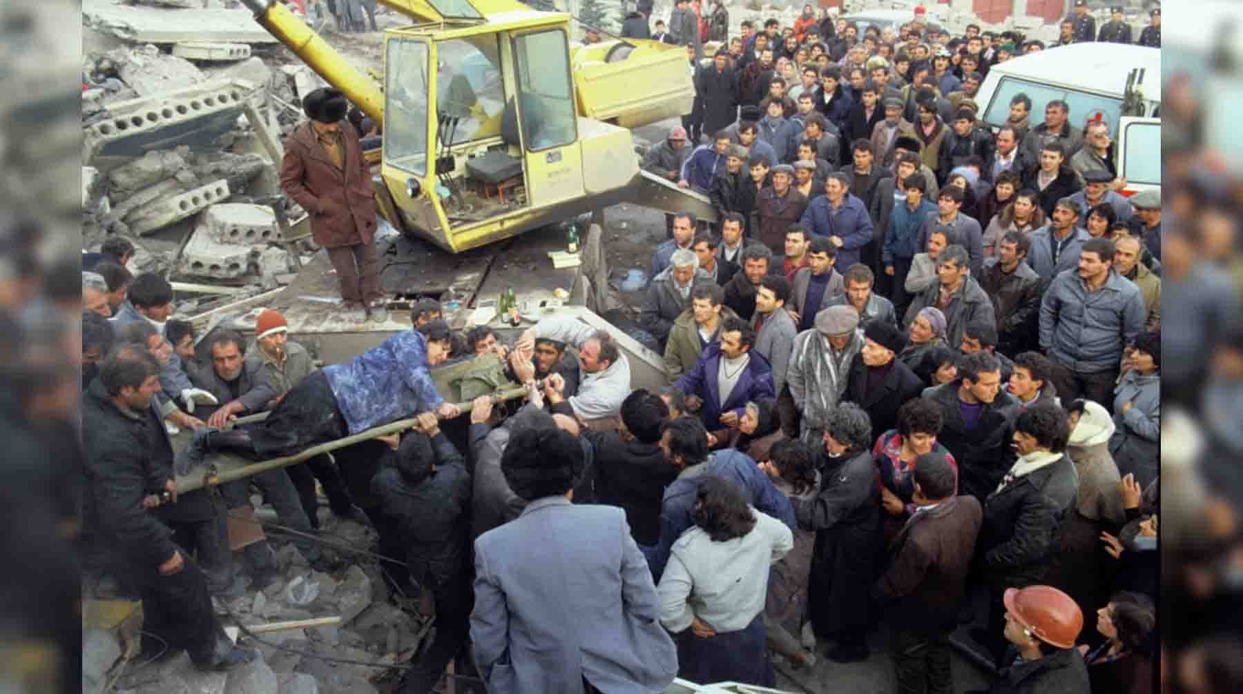Жертвы землетрясения в Спитаке. 7 декабря 1988 года