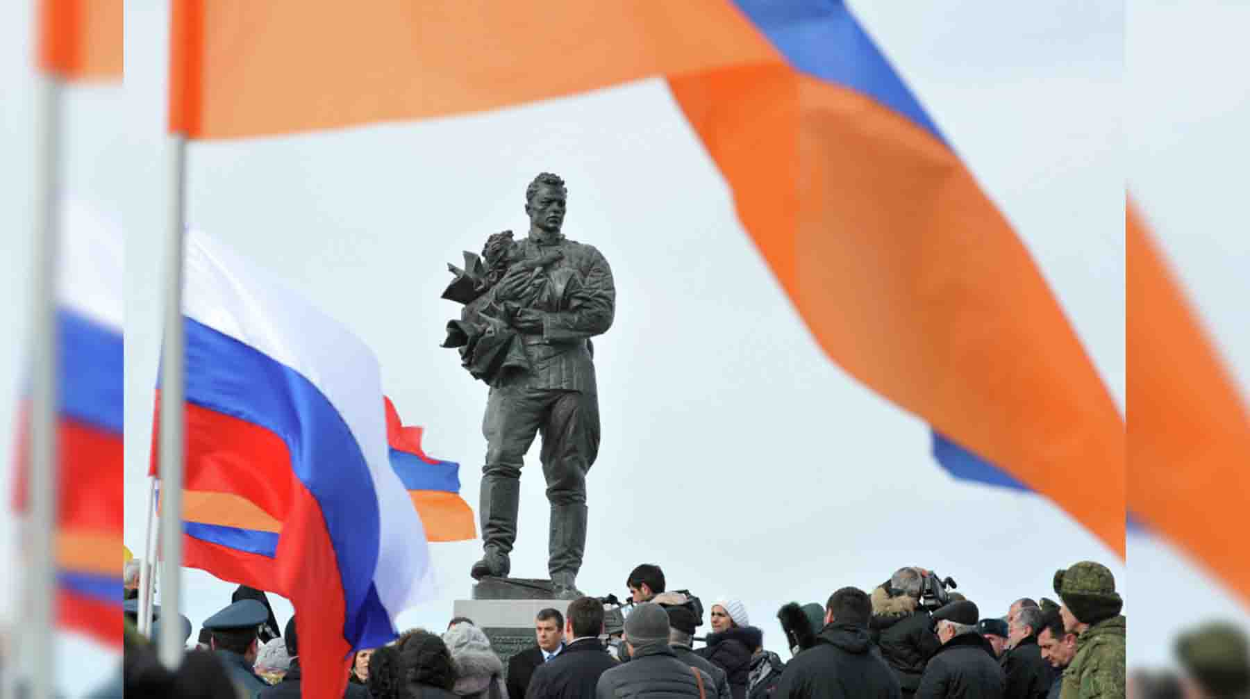 Памятник советским воинам, принявшим участие в ликвидации последствий землетрясения в Армении 7 декабря 1988 года, открыт в Спитаке.