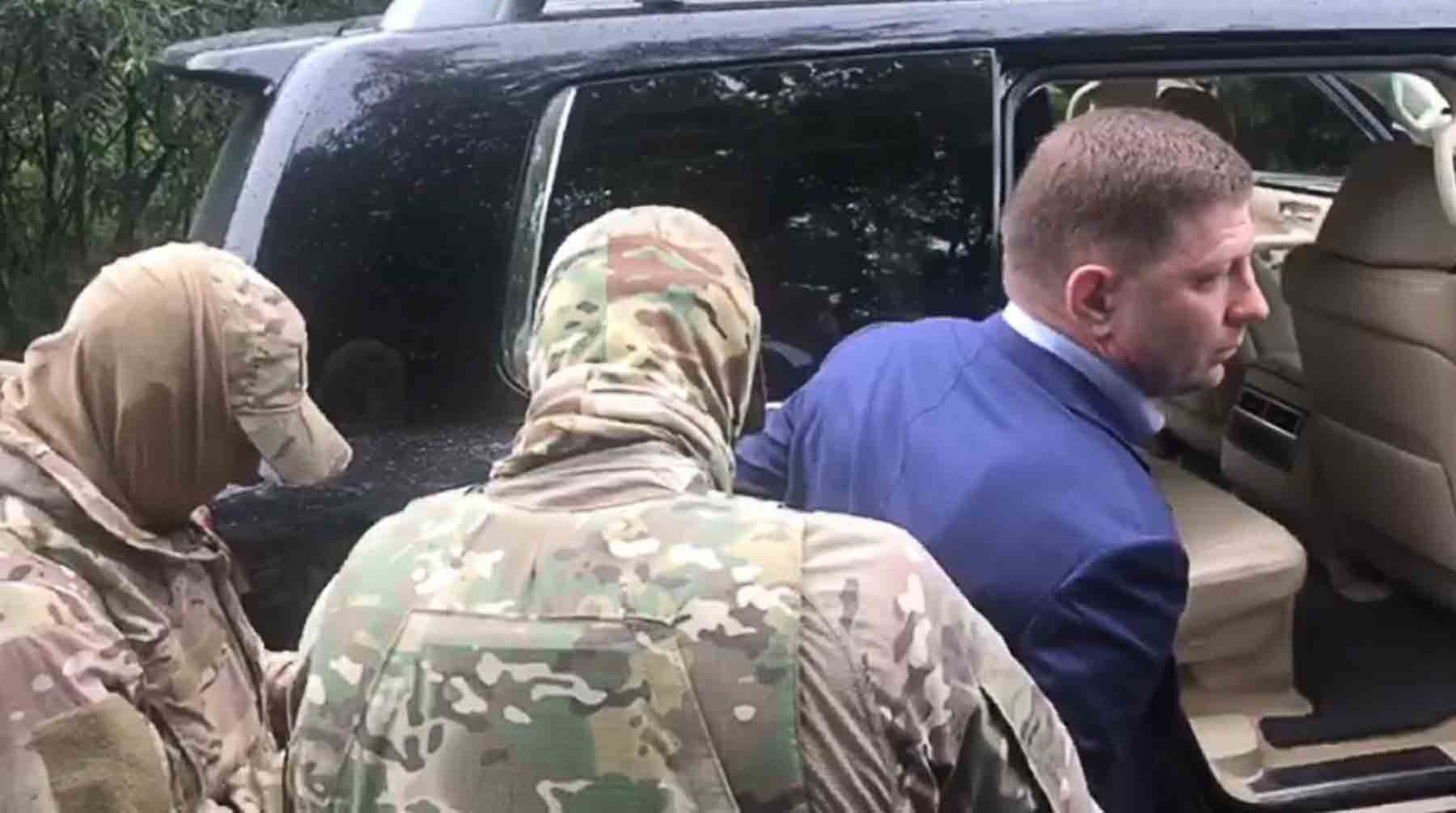 Сотрудники ФСБ России проводят задержание губернатора Хабаровского края Сергея Фургала