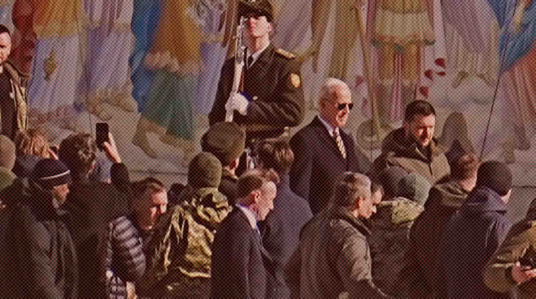 Dailystorm - Байден под звуки воздушной тревоги прогулялся с Зеленским по Михайловской площади в Киеве